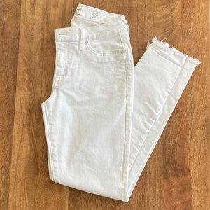 White skinny jeans with frayed hem detail